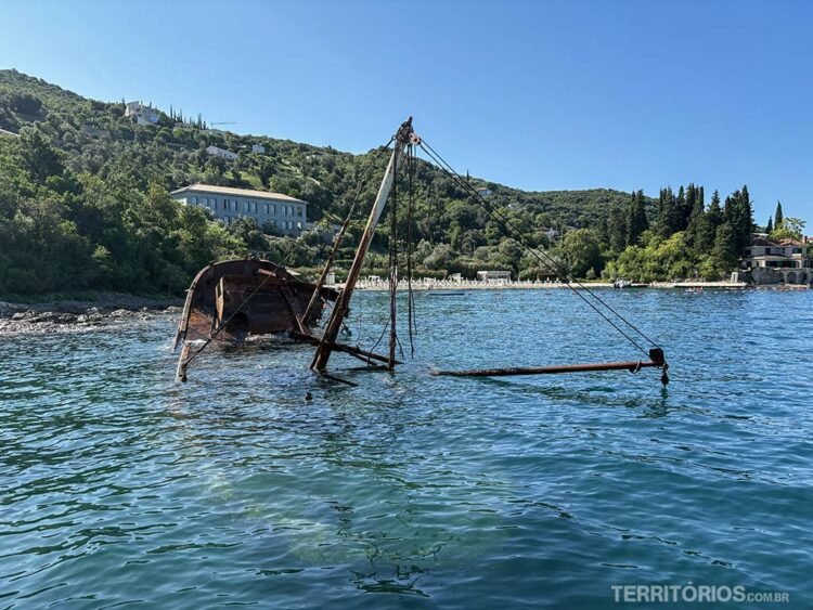 Navio naufragado na Baía de Kotor 