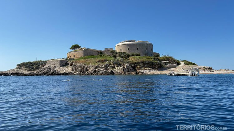 Ilha Mamula com construção de antiga fortaleza na Baía de Kotor 