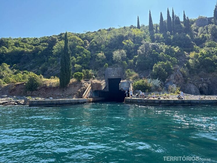 Túnel militar camuflado em montanha verde na Baía de Kotor 