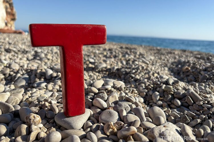 Tesão sobre pedras polidas em praia