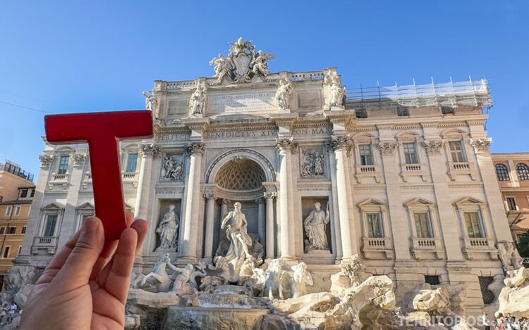 Letra T vermelha de madeira em frente a Fontana di Trevi