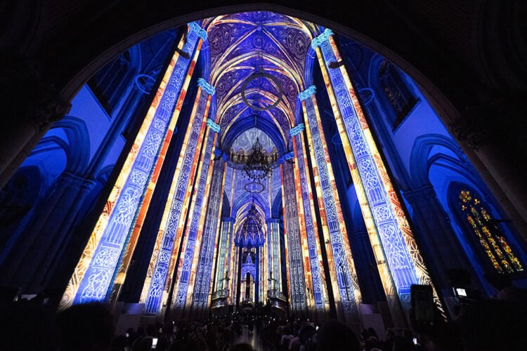 Interior da Catedral da Sé iluminado durante apresentação em janeiro
