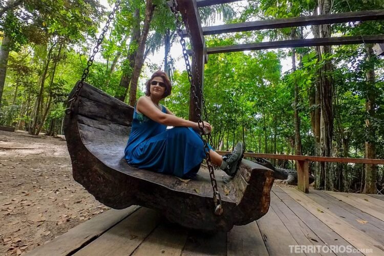 Mulher em balanço rústico no Bioparque da Amazônia, em Macapá