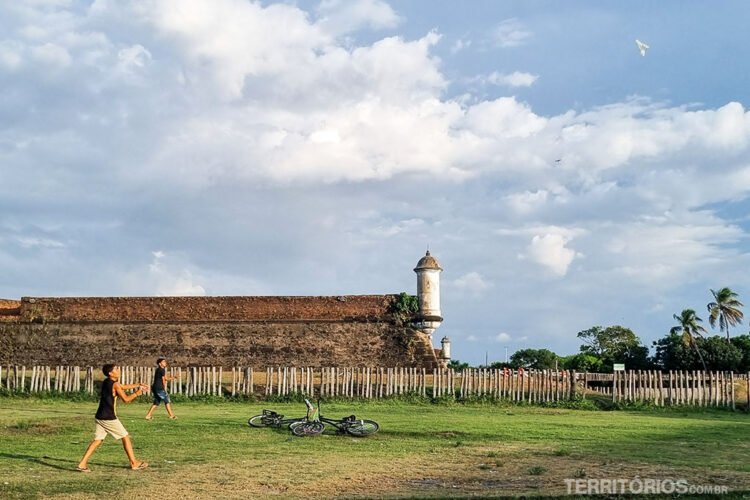 Crianças empinam pipas no final de tarde no Parque do Forte, em Macapá