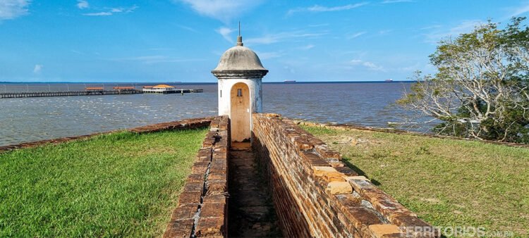 Parte da fortaleza antiga com vista para o Rio Amazonas desde o centro de Macapá
