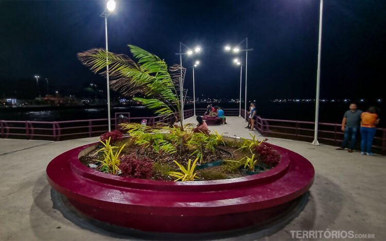Rampa do Açaí na Orla de Macapá: trapiche roxo com quiosques e vista do Rio Amazonas