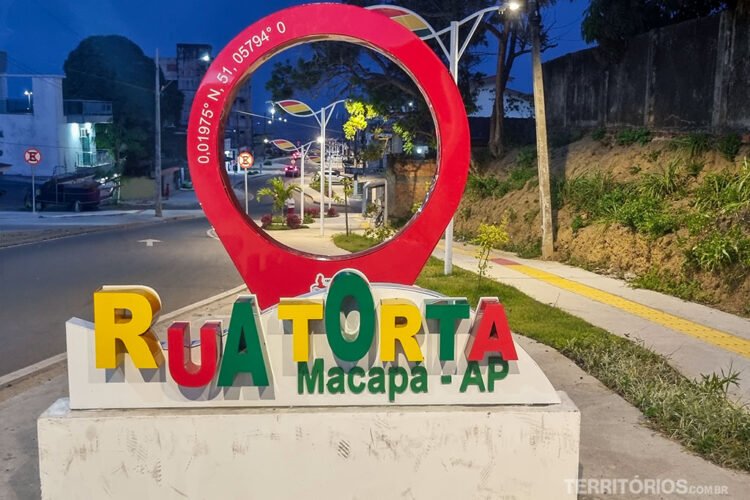 Macapá também tem uma Rua Torta, tem paisagismo com bancos para sentar e vai em direção à orla