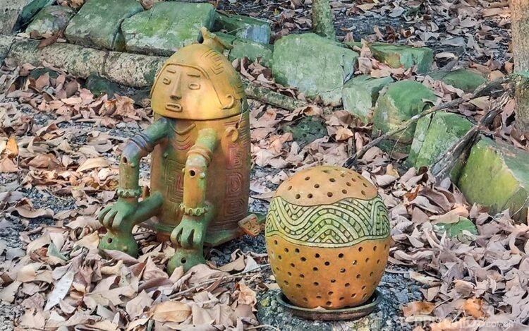 Réplica de cerâmica funerária como era usada há milhares de anos