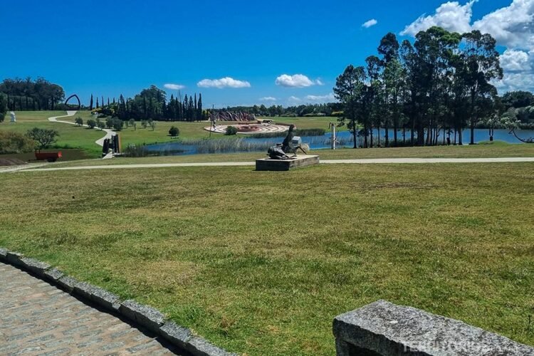 Área externa verde do Museo de Arte Contemporáneo Atchugarry (MACA), em Manantiales, Uruguai