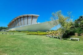 Prédio em formato de barco. Área externa verde do Museo de Arte Contemporáneo Atchugarry (MACA), em Manantiales, Uruguai