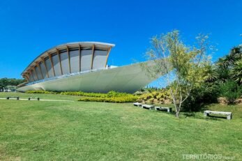 Prédio em formato de barco. Área externa verde do Museo de Arte Contemporáneo Atchugarry (MACA), em Manantiales, Uruguai