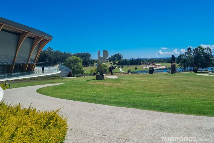 Área externa verde do Museo de Arte Contemporáneo Atchugarry (MACA), em Manantiales, Uruguai