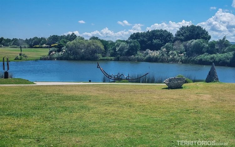 Área externa verde do Museo de Arte Contemporáneo Atchugarry (MACA), em Manantiales, Uruguai