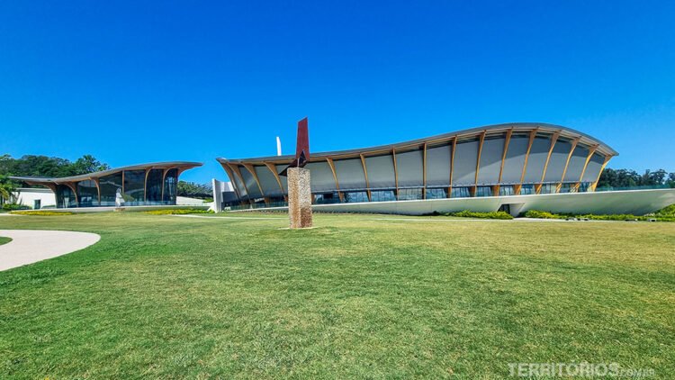 Área externa verde do Museo de Arte Contemporáneo Atchugarry (MACA), em Manantiales, Uruguai