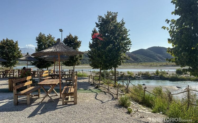 Paradouro com vista para o Vjosa Wild River National Park fica no sul da Albânia