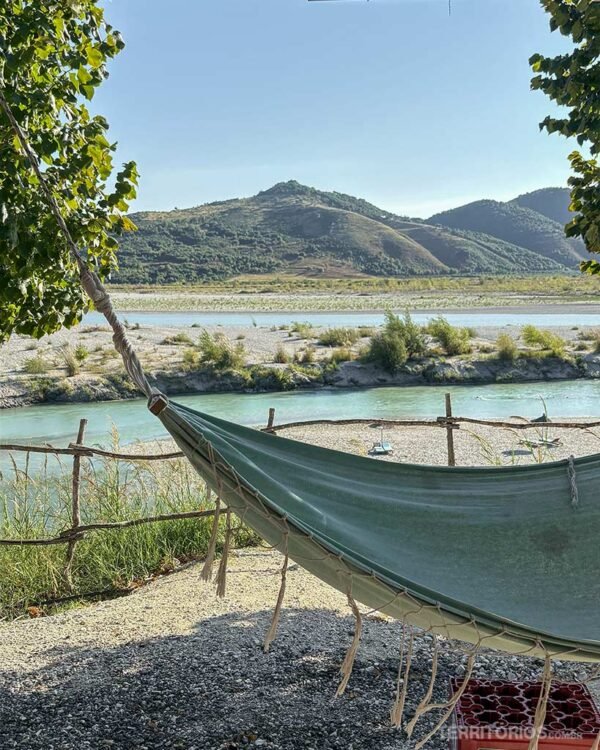 Paradouro com rede na beira do rio na estrada da Albânia na estrada é um estabelecimento familiar