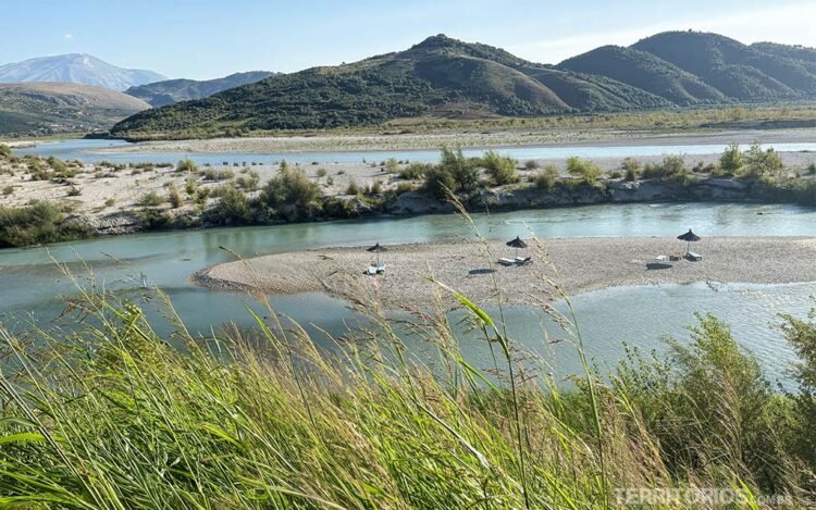 Rio Vjosa com banco de areia, áreas de lazer e montanhas na Albânia