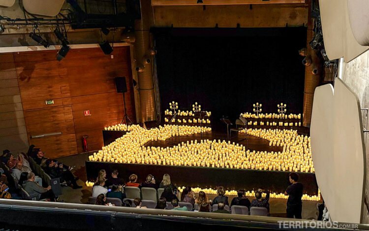 Vista do mezanino para o palco e primeiro piso