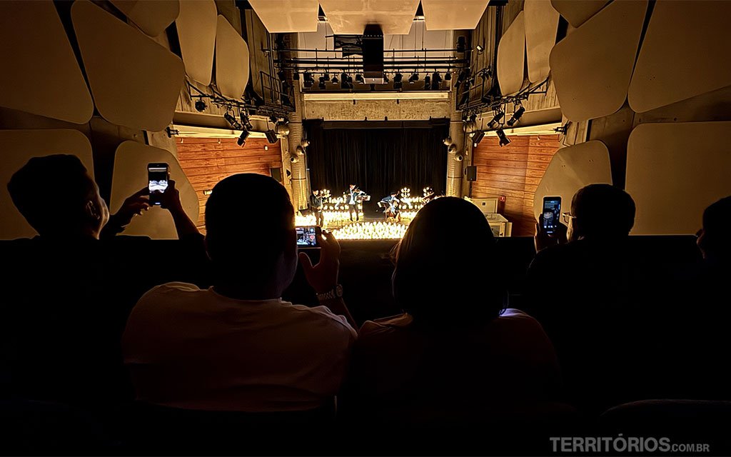Plateia do Candlelight tira fotos com celular