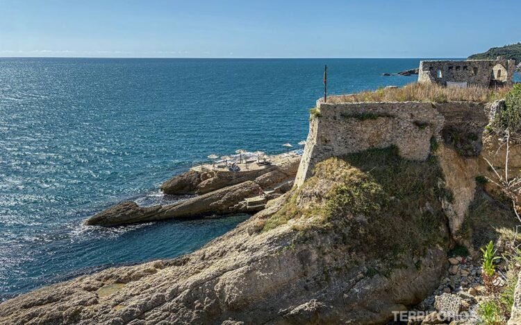Rochas, ruínas e praia privativa no mar azul