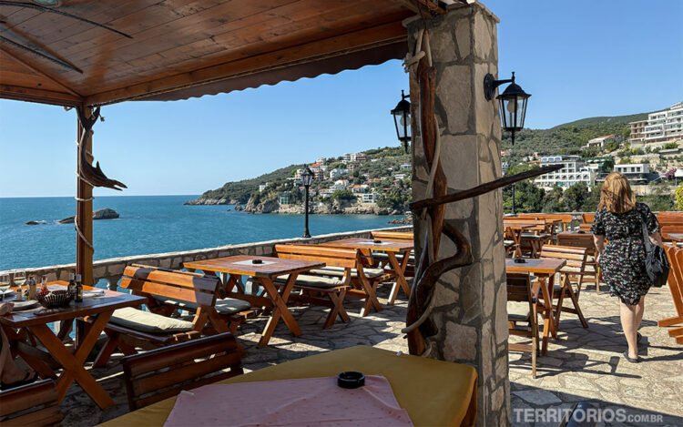 Vista para o mar Adriático a partir restaurante na Old Town de Ulcinj