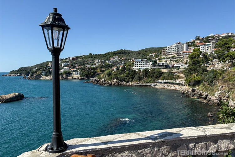 Vista para o mar Adriático a partir da Old Town de Ulcinj