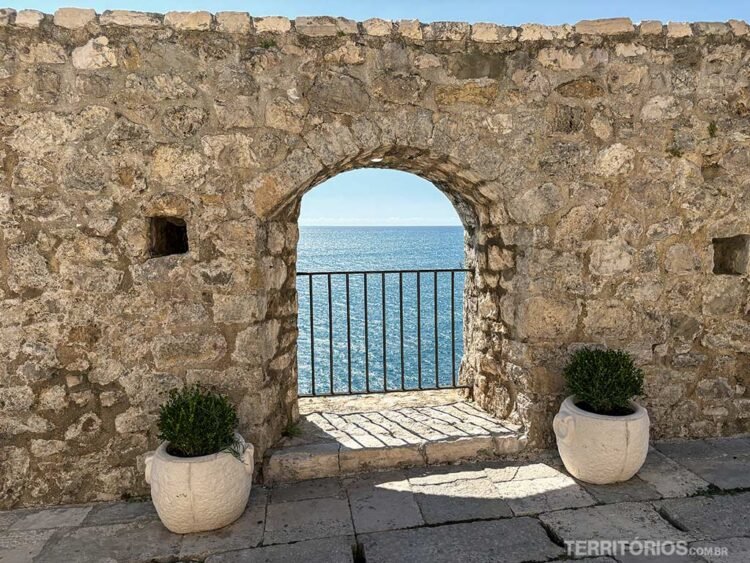 A Cidade Velha de Ulcinj mistura pedras, muralhas, restaurantes e janelas abertas para o Adriático