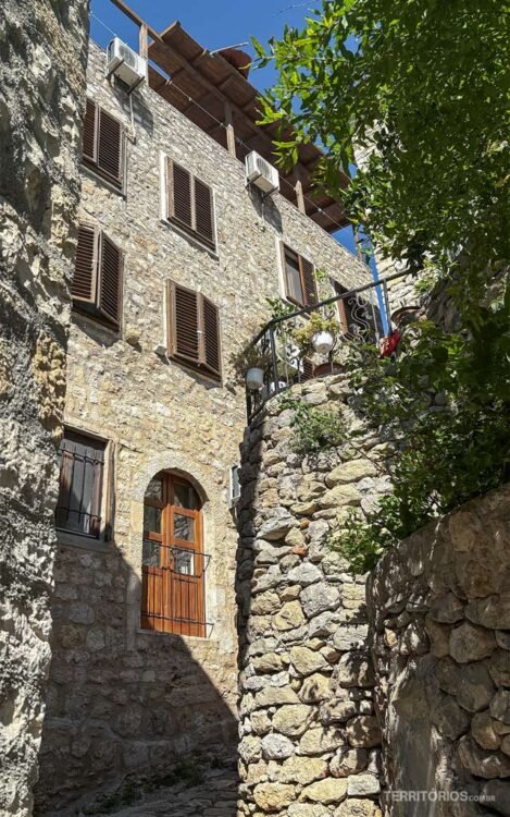 Viela entre prédios antigos de pedra