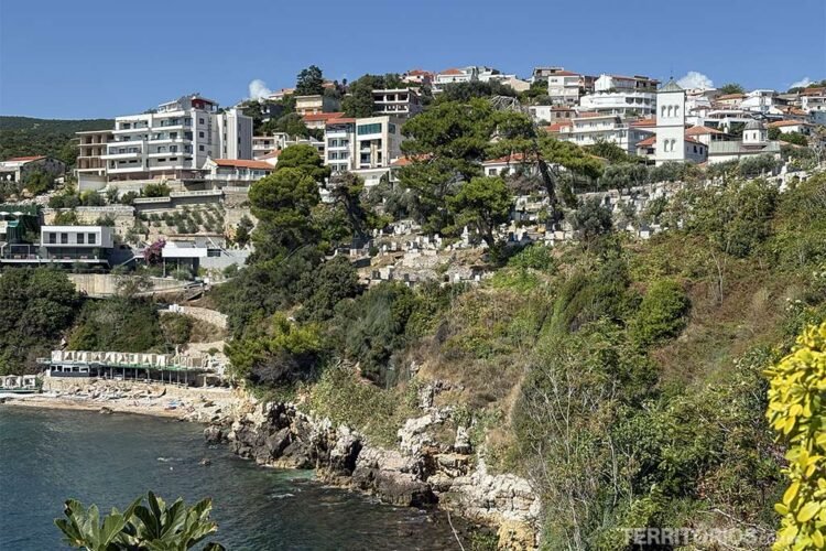 Vista para o mar Adriático a partir da Old Town de Ulcinj