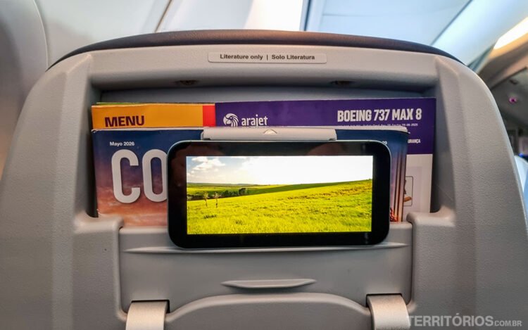 Poltrona da Arajet com suporte para celular e entrada USB no Boeing 737 Max 8