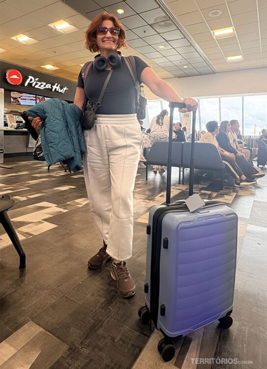 Mulher embarca em Miami com mala extra após compras nos Estados Unidos