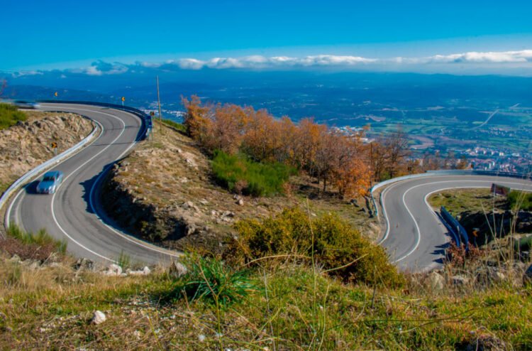 Estrada na Serra da Estrela para dirigir por Portugal