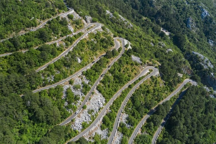 Estrada em serpentina na encosta da montanha
