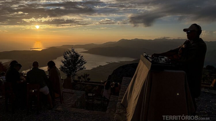 Dj e pessoas olhando o pôr do sol na Baía de Kotor desde o Parque Nacional Lovćen