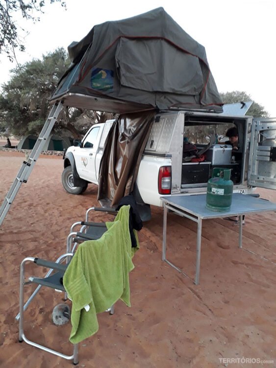 Carro com barraca em cima no camping durante viagem pela Namíbia de carro alugado