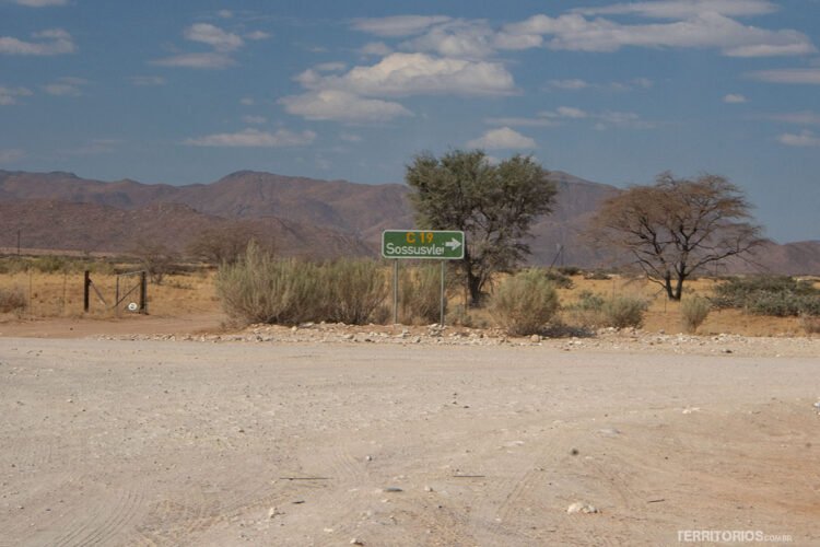 Placa de trânsito me estrada de terra no deserto