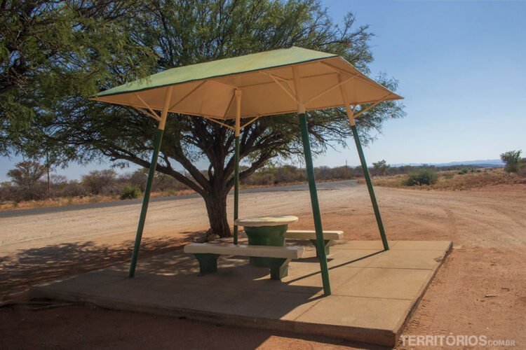 Área de descanso na estrada de terra com árvore