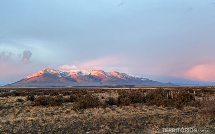 Amanhecer na Estância Cerro Guido com montanhas nevadas tingidas de rosa