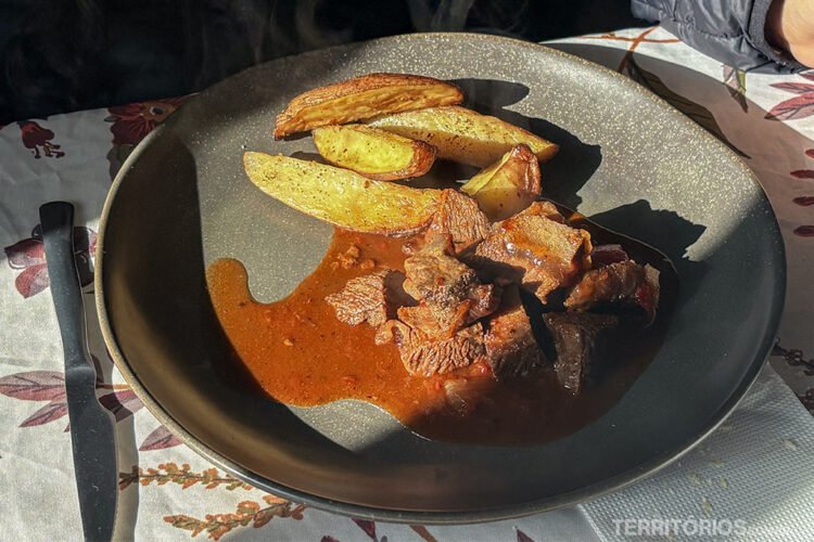 Ensopado de carne de guanaco com batatas servido na Cerro Guido