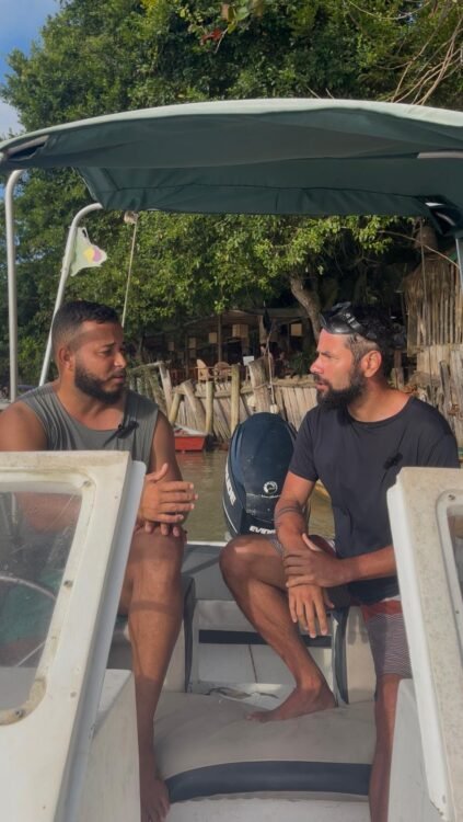 Dois homens conversa me me barco